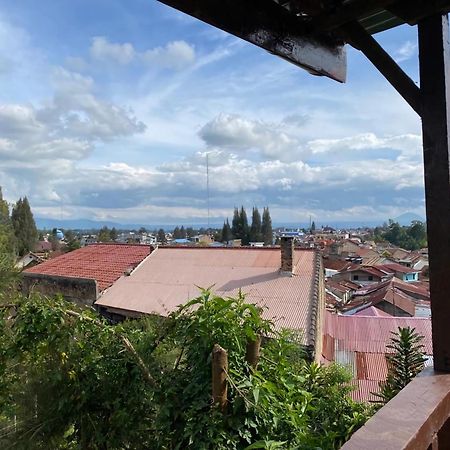 Ron'S Guest House Berastagi Backpacker Rooms Экстерьер фото