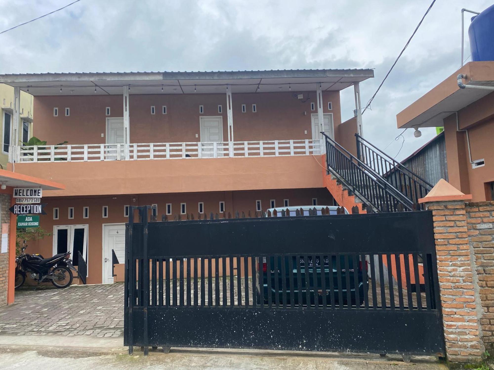Ron'S Guest House Berastagi Backpacker Rooms Экстерьер фото