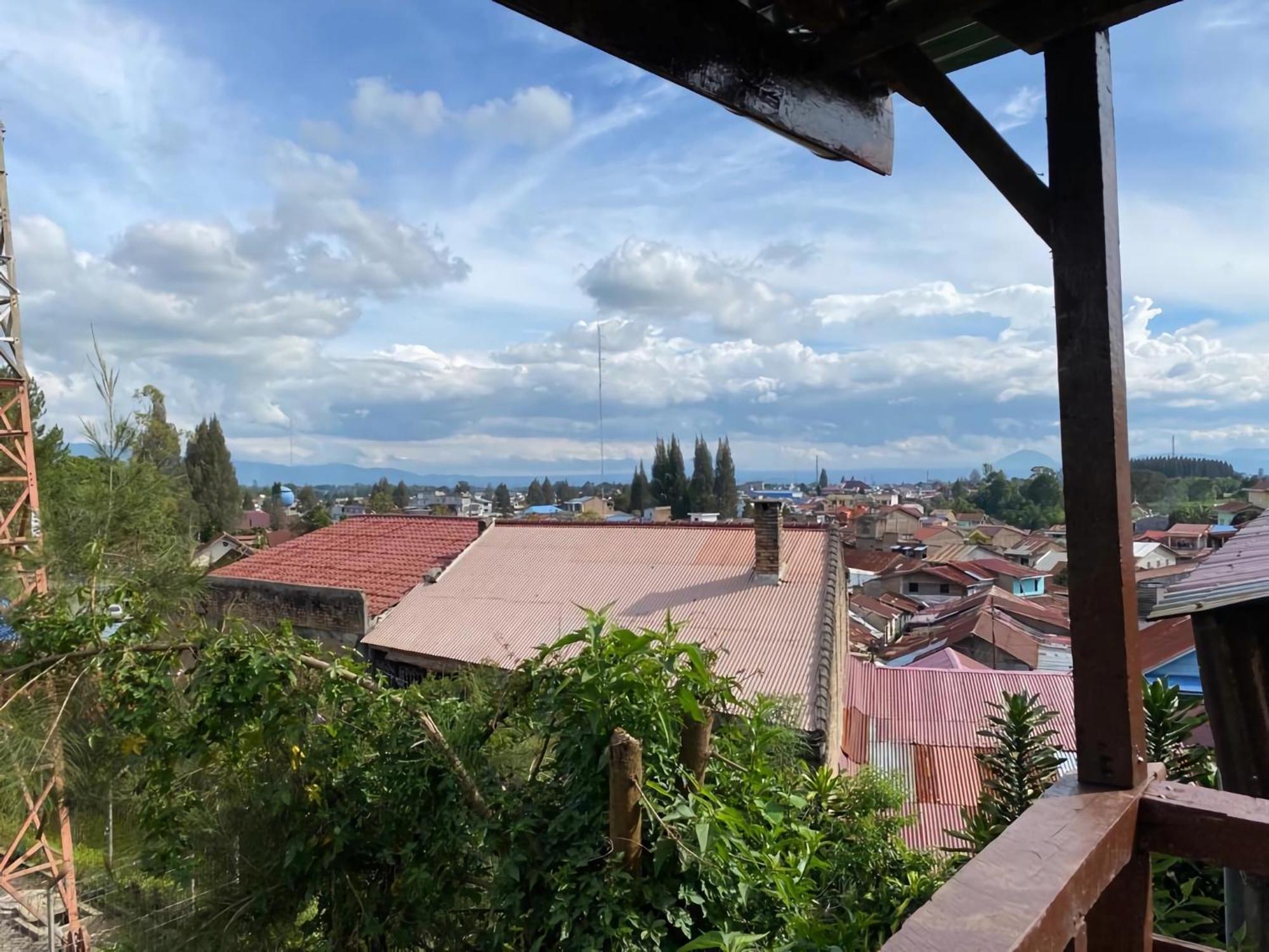 Ron'S Guest House Berastagi Backpacker Rooms Экстерьер фото